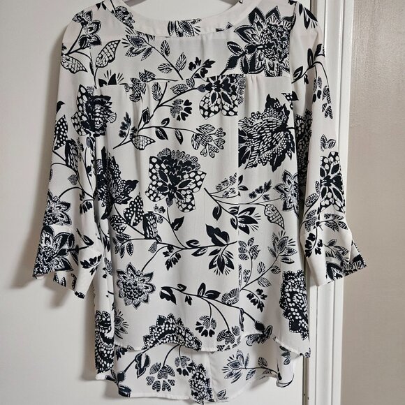 Banana Republic Back Button Blouse - Size M - Picture 2 of 6